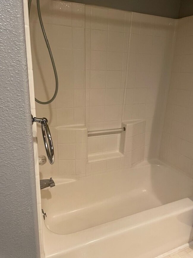 Building Photo - Quiet Peaceful 3 bedroom 2 bath Single Level home located in Central Point