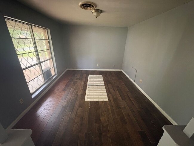 Building Photo - Large 3BR/2BA Home in Southern Hills Rent $1,100 / Deposit $700