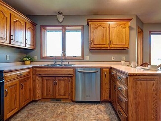 Building Photo - Executive 4 Bedroom 4 Bath 3+ Car Garage -...