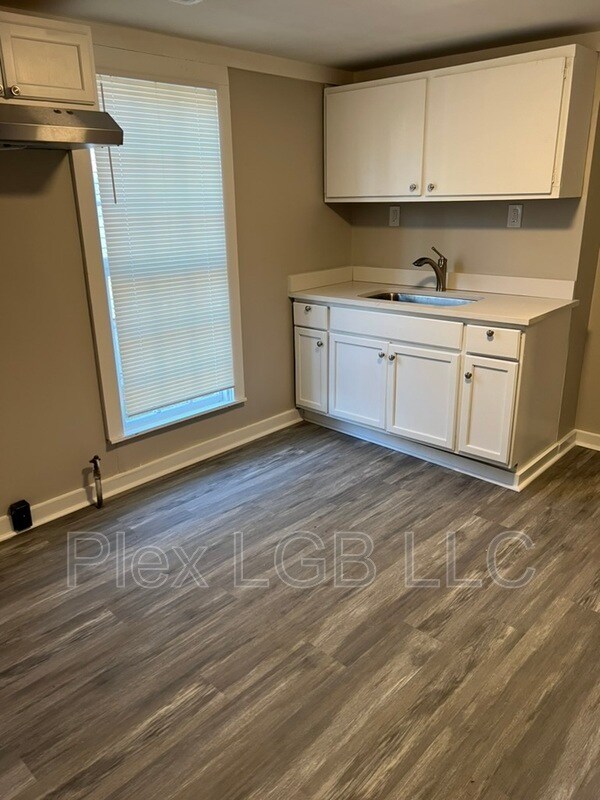 Building Photo - 405 Render St
