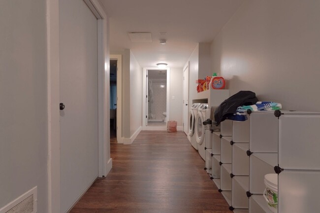Building Photo - Room for Rent in 5 Bedroom House