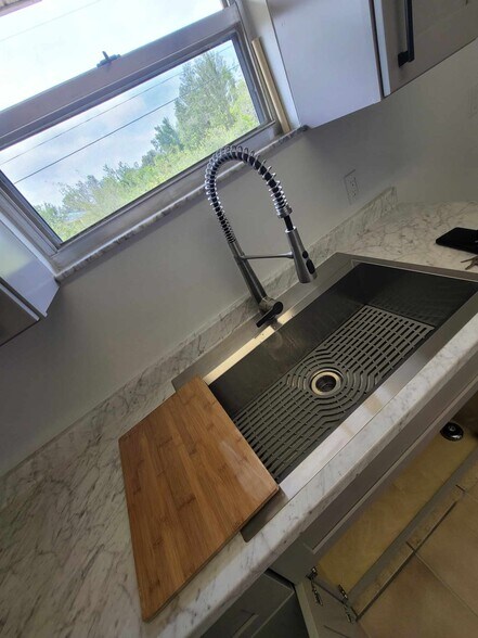 Building Photo - 11049 Pendleton Ave