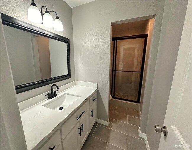 Building Photo - 15 Zinnia Ave