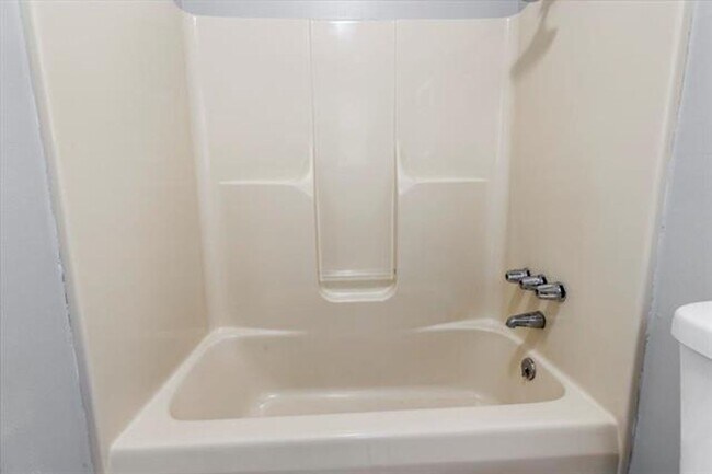 Building Photo - Radford, 3 BR / 2 BA, Available NOW