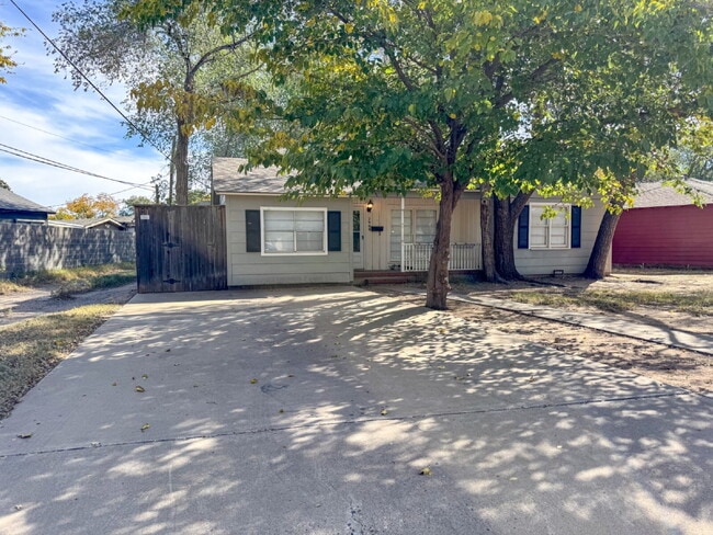 Building Photo - 3 bed, 2 bath in Tech Terrace with Flexible Lease Terms!