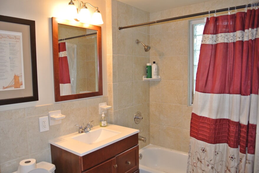 1st floor bathroom - 3545 Edwards Rd