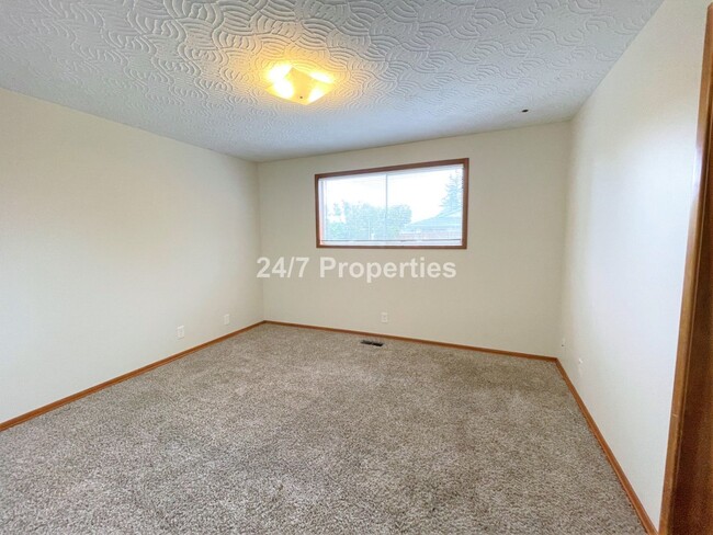 Building Photo - Gladstone Single-Level Home - 3BD I 1.5BA