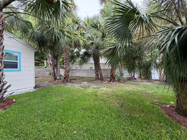 Building Photo - 305 N Lakeside Dr