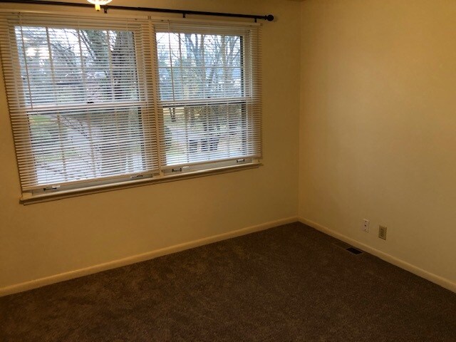 Building Photo - 1527 Graybar Ln