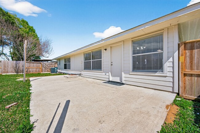 Building Photo - 11002 Bradford Way Dr