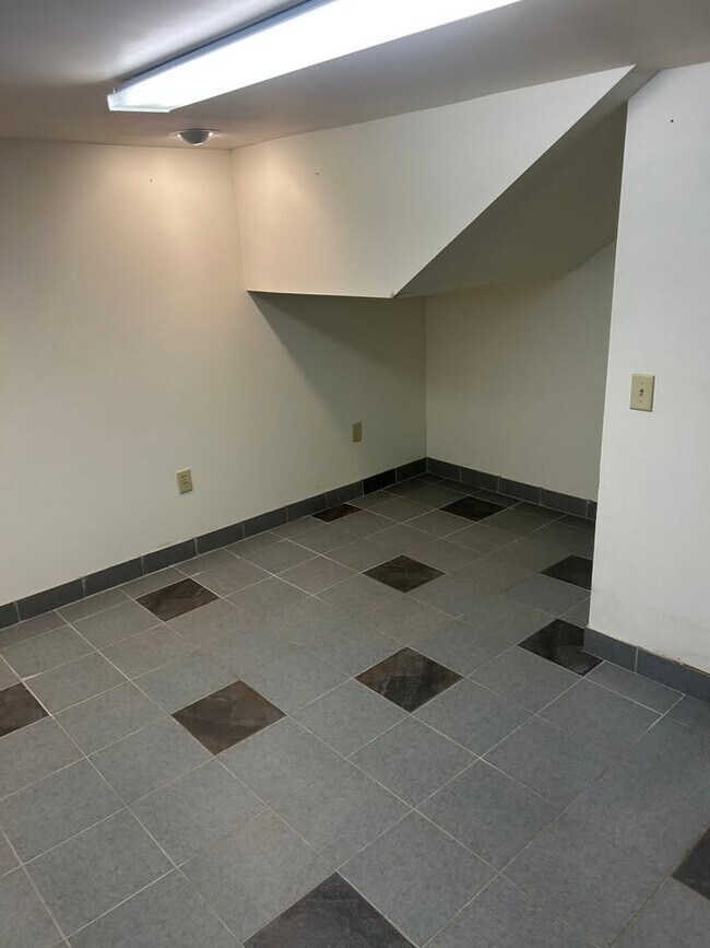 Building Photo - 1341 W 25th St