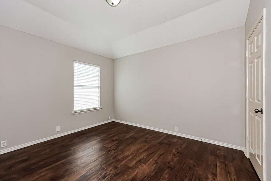 Building Photo - 3000 Vicksburg Ln