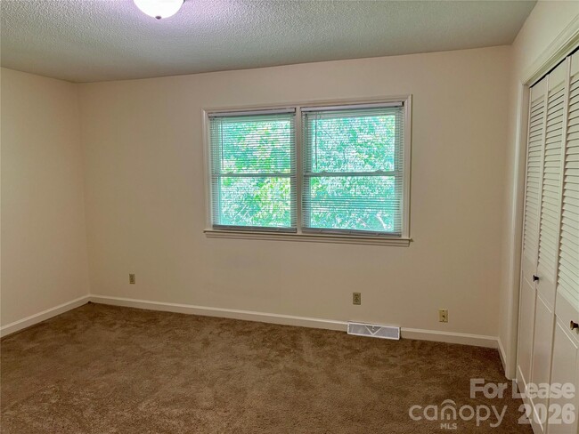 Building Photo - 128 Hillcrest Dr