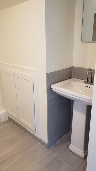 Building Photo - 2131 Carmona Ave