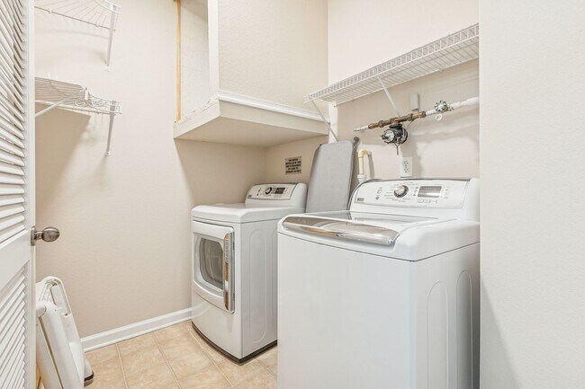 Building Photo - Riverside  Condo-RARE-Ready Now