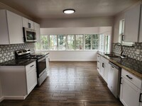 Building Photo - Charming Remodeled 3 Bedroom Victorian In ...