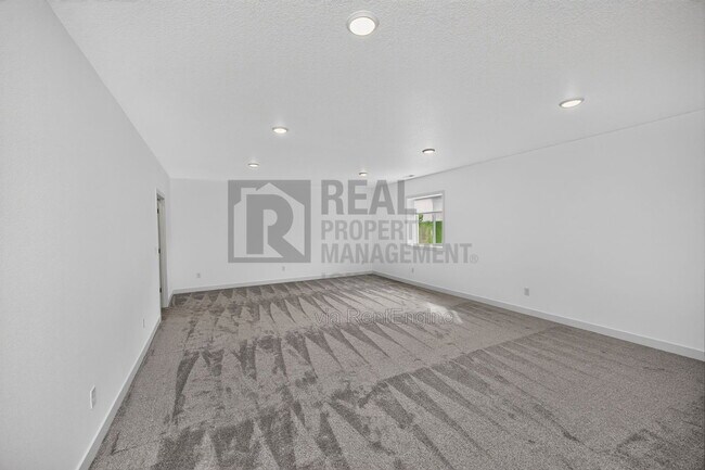 Building Photo - 8914 Hickory Dr