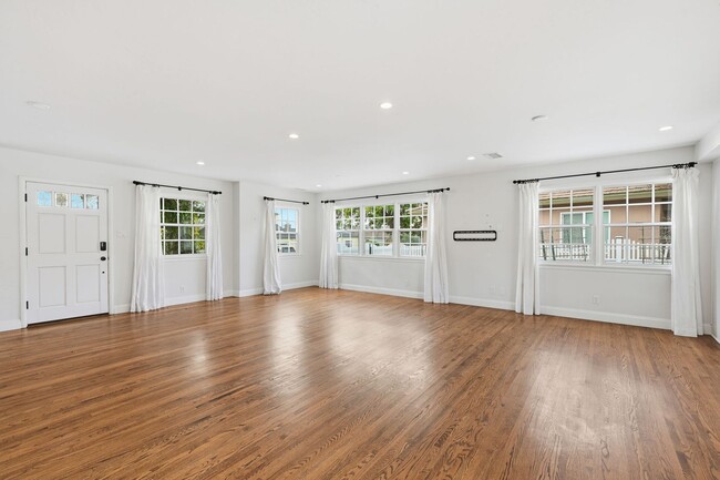 Building Photo - MISSION BAY 4-BED/3-BATH - 3 MIN WALK TO BAY