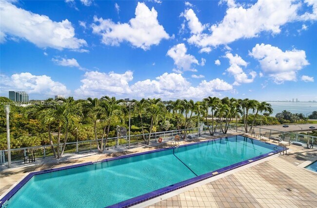 Building Photo - 601 NE 36th St