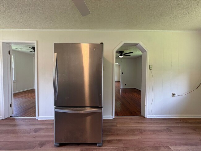 Building Photo - Charming 2/1 House in Celanese- $1,595