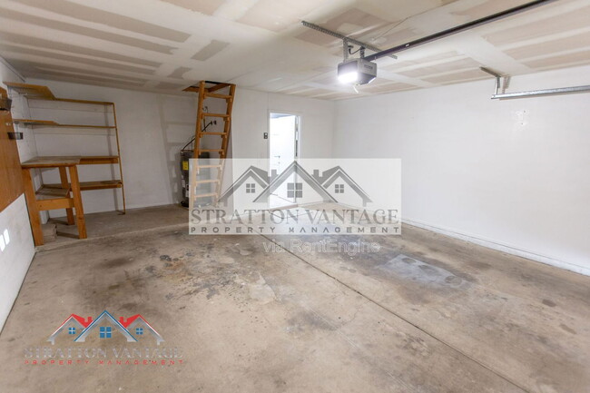 Building Photo - 944 W Meseto Ave