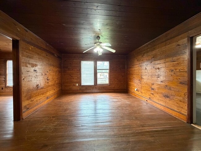 Building Photo - 2021 Center Rd