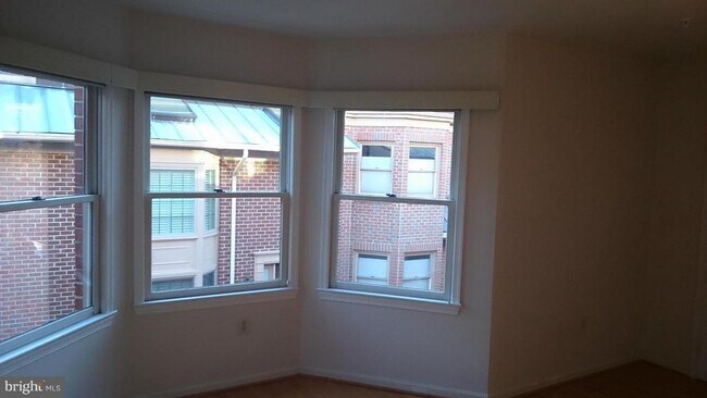 Building Photo - 618 N Tazewell St