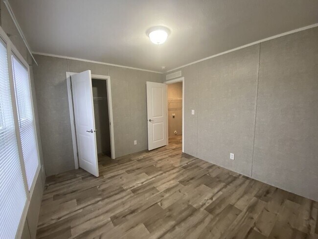 Building Photo - 4 Mink Ct