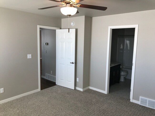 Building Photo - 4 Bed 3 Bath Single Family Home