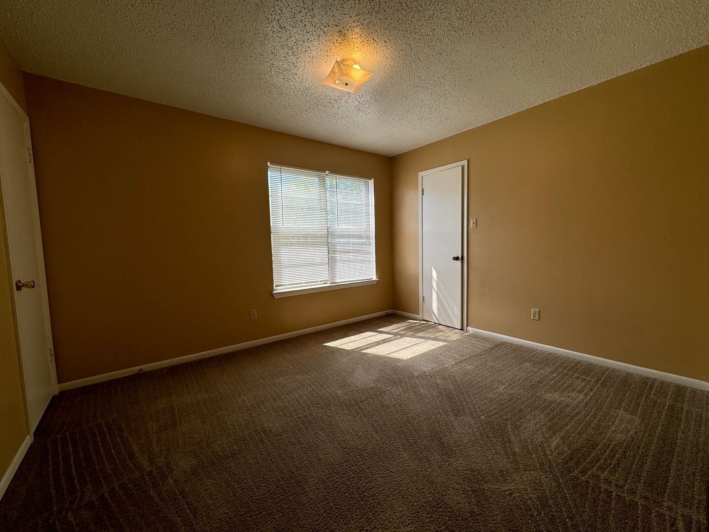 Building Photo - 3008 Chaucer Dr