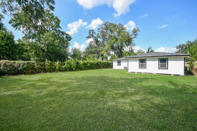 Building Photo - 9230 Lanewood Dr