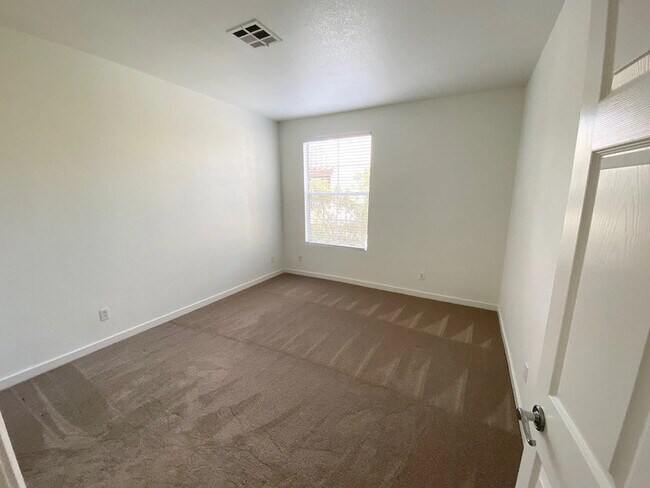 Building Photo - 10884 Sabre Hill Dr