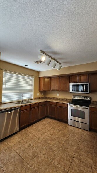 Building Photo - 42553 W Michaels Dr