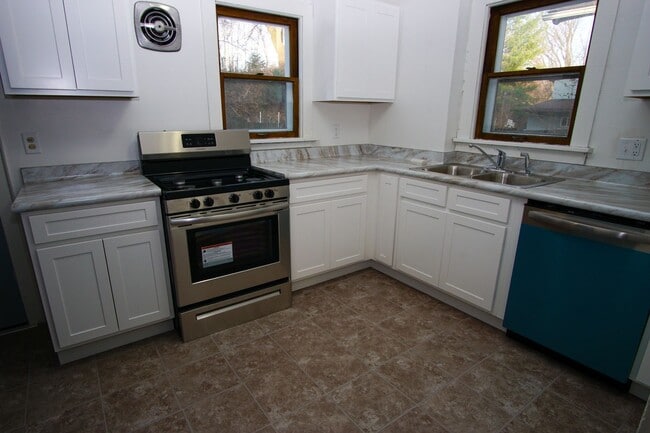 Building Photo - 3 Bedroom Spacious Kenosha Townhouse