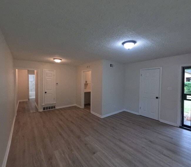 Building Photo - Fully Renovated 2BR Duplex Near University of Memphis | Pet Friendly