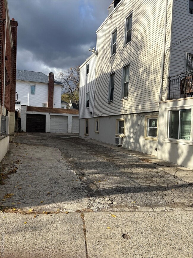 Building Photo - 3141 Kingsbridge Terrace