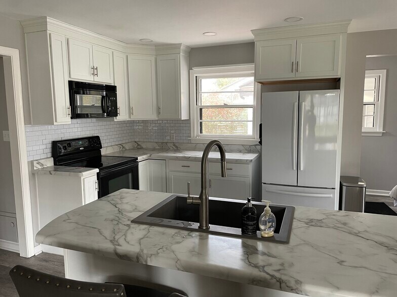 Building Photo - 526 Bank St