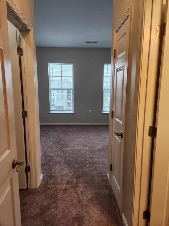 Building Photo - Bright Two Bedroom Condo