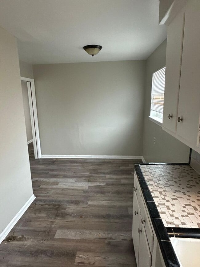Building Photo - HUGE Updated Apartment with hardwood floors