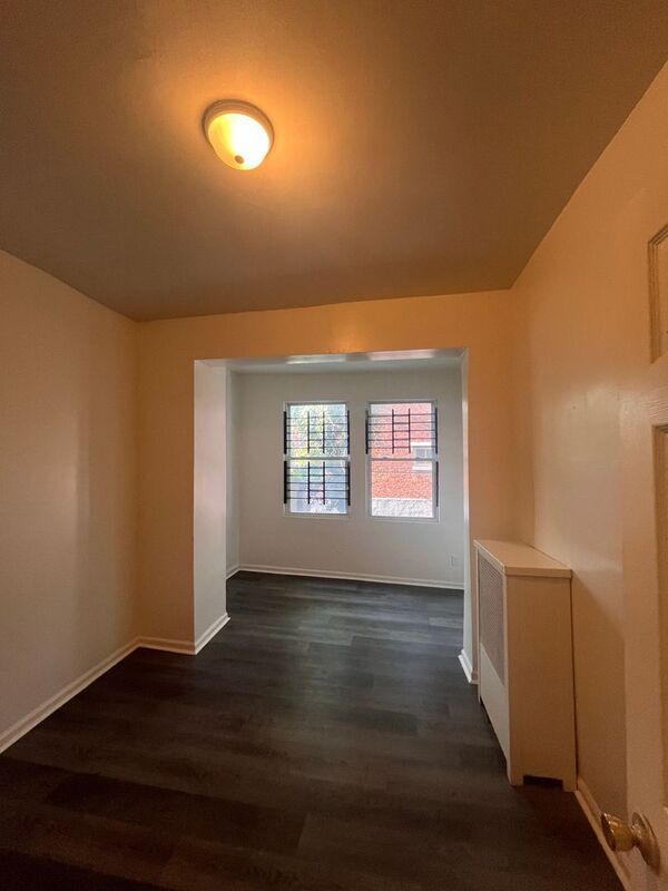 Building Photo - 107 E 33rd St