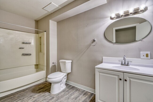 Building Photo - Fully Renovated 3 Bedroom, 2 Bathroom Townhouse