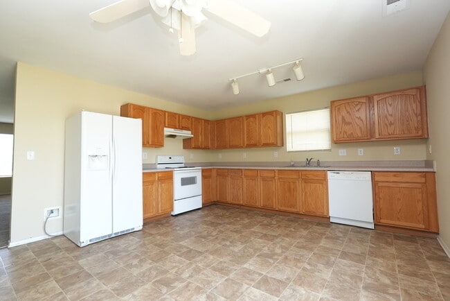 Building Photo - Lovely home situated on a cul-de-sac