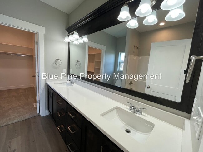 Building Photo - 5844 Wildrose Ave