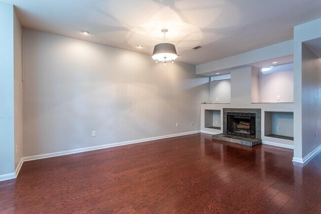 Building Photo - 1214 Cleburne Ave NE