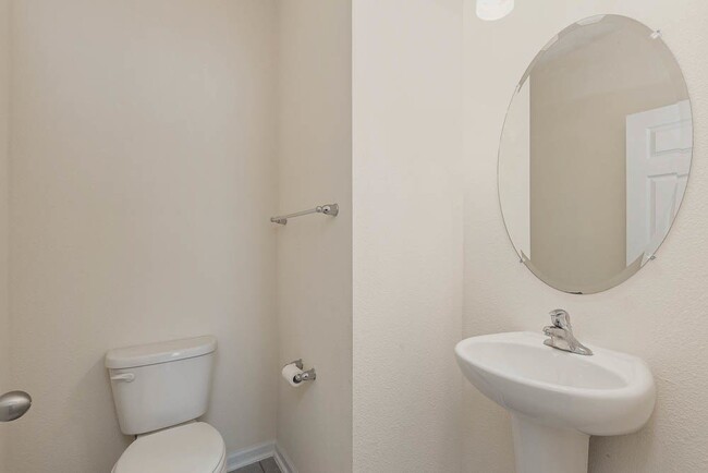 Building Photo - Silver Leaf townhouse w/ Office!