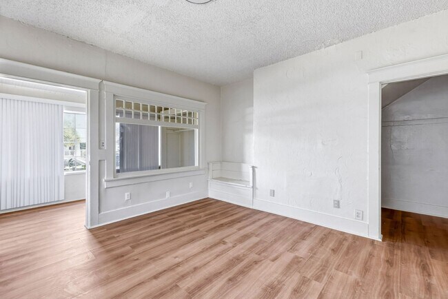 Building Photo - Spacious 1BR + 2.5BA Near USC and DTLA | First Floor Unit