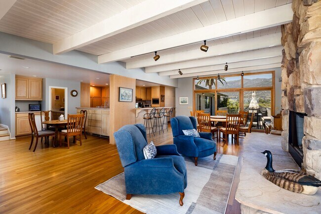 Building Photo - 4499 Del Mar Ave