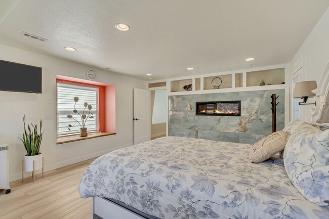 Building Photo - Beautiful 5-Bedroom Home in Sandy!