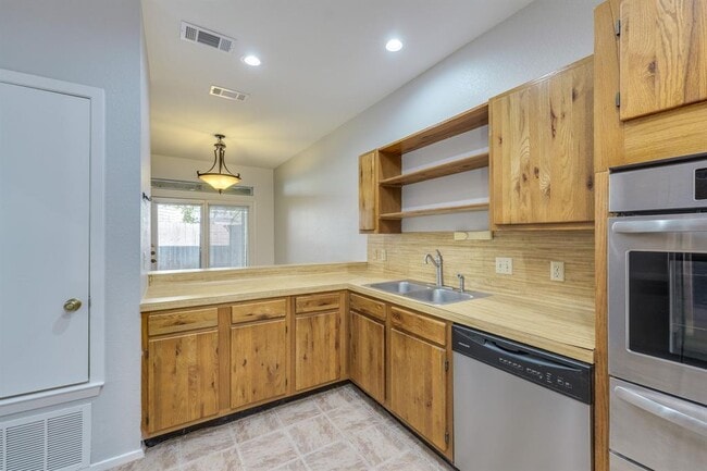 Building Photo - 8318 Greenslope Dr