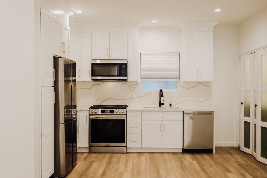 Kitchen - 233 E 25th St